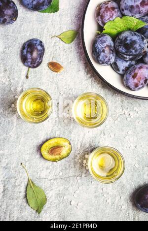 Rakija, Raki oder Rakia ist ein Balkan starke alkoholische Getränk Brandy Art auf der Grundlage fermentierter Früchte. Pflaumenrakia auf dem grauen sone Tisch, Draufsicht. Stockfoto