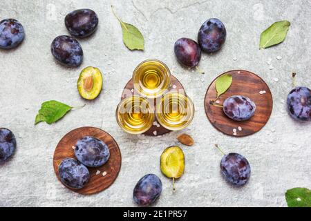 Rakija, Raki oder Rakia ist ein Balkan starke alkoholische Getränk Brandy Art auf der Grundlage fermentierter Früchte. Pflaumenrakia auf dem grauen sone Tisch, Draufsicht. Stockfoto