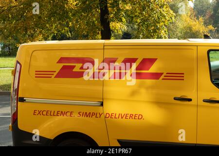 Moskau, Russland - 5. Dezember 2020: DHL Lieferfirma Auto Outdoor, dhl Logo, illustrative Editorial. Stockfoto