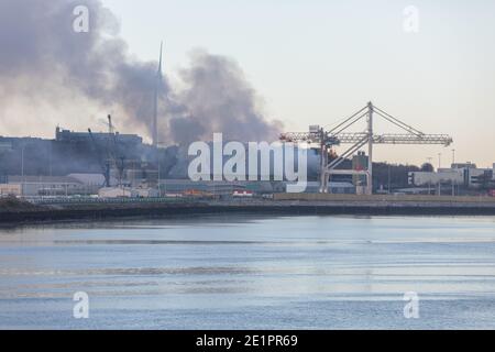 Ringaskiddy, Cork, Irland. Januar 2021. Ein Großbrand brach im Lager der R & H Hall im Hafen von Cork aus, in dem Futtermittel gelagert werden. Einheiten der Feuerwehr bekämpfen das Feuer und der Hafen hat seinen Notfallplan aktiviert, der die Evakuierung des Gebiets in Ringaskiddy, Cork, Irland, beinhaltet. –Kredit; David Creedon / Alamy Live News Stockfoto