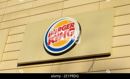 Moskau, Russland - 5. Dezember 2020: Burger King Firmenlogo close-up on Building, illustrative Editorial. Stockfoto