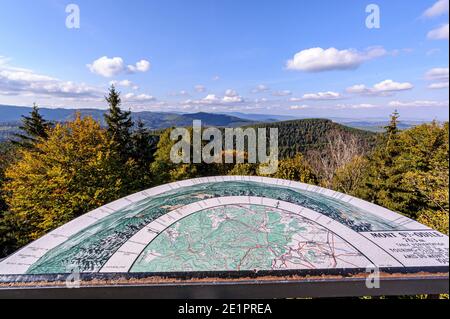 Der Orientierungstisch auf dem Odilienberg im Elsass. Perspektivische Sicht auf den Tisch und die umliegende Landschaft. Stockfoto