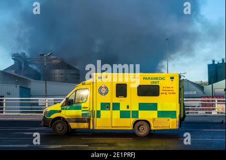 Ringaskiddy, Cork, Irland. Januar 2021. Ein Großbrand im Hafen von Cork, Ringaskiddy, wurde unter Kontrolle gebracht. Man geht davon aus, dass der Brand in einer Futtermittelanlage in der R&H Halle ausbricht. Es wurden keine Verletzungen gemeldet. Quelle: AG News/Alamy Live News Stockfoto