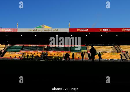 Norwich, Norfolk, Großbritannien. Januar 2021. 9. Januar 2021; Carrow Road, Norwich, Norfolk, England, English FA Cup Football, Norwich gegen Coventry City; die Norwich City Spieler inspizieren den Platz vor dem Anpfiff Credit: Action Plus Sports Images/Alamy Live News Stockfoto