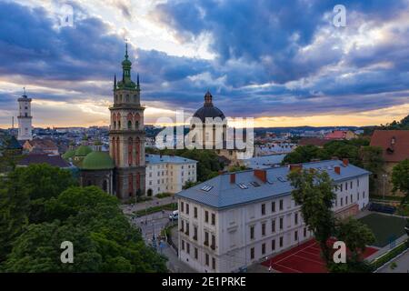 Lviv, Ukraine - 2020: Luftaufnahme der Dominikanerkirche und Dormitionskirche in Lviv, Ukraine von Drohne Stockfoto