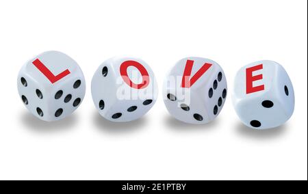 Weiße Würfel mit schwarzen Augen Zahlen Schreibweise LIEBE in roten Buchstaben isoliert mit Schlagschatten auf weißem Hintergrund. Stockfoto