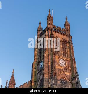 Stockport, Cheshire, Großbritannien. Sommer Blick auf die traditionelle englische Steinkirche St. Mary's Stockport, gegen klaren blauen wolkenlosen Himmel. Stockfoto