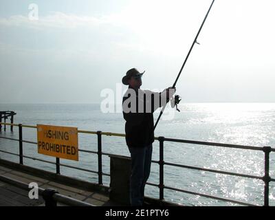 Mann Angeln gegen Angeln verboten Schild, Essex Stockfoto