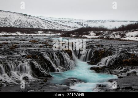 Leuchtend blau türkis Wasserfall Stromschnellen Kaskaden vulkanischen Felsen Spalt Bruarfoss Bruara Fluss in Brekkuskogur Golden Circle Island Europa Stockfoto