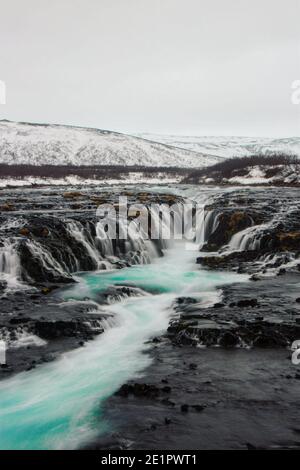 Leuchtend blau türkis Wasserfall Stromschnellen Kaskaden vulkanischen Felsen Spalt Bruarfoss Bruara Fluss in Brekkuskogur Golden Circle Island Europa Stockfoto