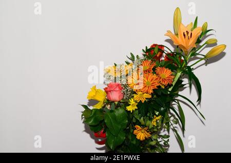 Bunte Blumenstrauß für Geburtstag isoliert auf weißem Hintergrund Stockfoto