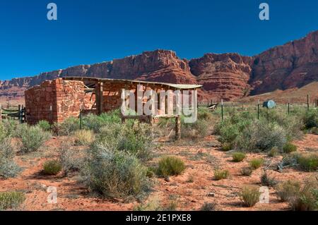 Hausruine am verlassenen Ranch in der Nähe von Jacobs Poolwasser gut am Vermilion Cliffs National Monument, Arizona, USA Stockfoto