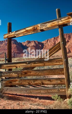 Alter Zaun am Corral auf verlassener Ranch in der Nähe des Jacobs Pool Wasserbrunnen, Paria Plateau Abhänge in der Ferne, Vermilion Cliffs National Monument, Arizona Stockfoto