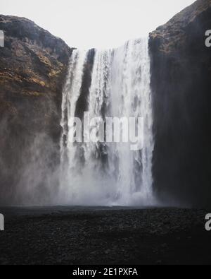 Panoramablick auf den berühmten breiten Skogafoss Kliff Wasserfall Skoga Fluss In der Nähe von Skogar Südisland in Europa Stockfoto