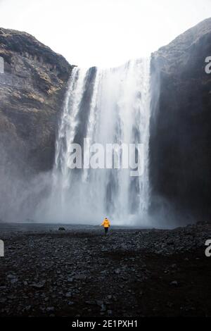 Panoramablick auf den berühmten breiten Skogafoss Kliff Wasserfall Skoga Fluss In der Nähe von Skogar Südisland in Europa Stockfoto