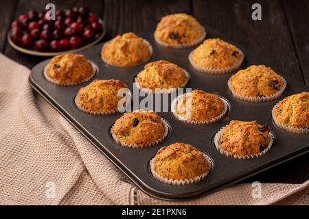 Hausgemachte Chiasamen und Cranberry-Muffins. Stockfoto