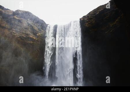 Panoramablick auf den berühmten breiten Skogafoss Kliff Wasserfall Skoga Fluss In der Nähe von Skogar Südisland in Europa Stockfoto