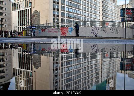 Blick auf die Südseite des bald abgerissenen Elizabeth House Gebäudes, neben Waterloo Station, reflektiert in einer Pfütze auf Leake Street. Stockfoto