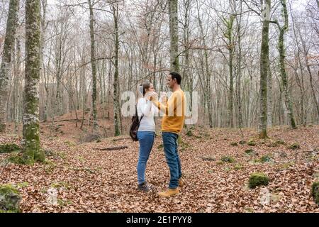 Schöne junge Paar geben Hände in Forest.Romantic Konzept, Liebe, Beziehung und Freundschaft Lebensstil Stockfoto