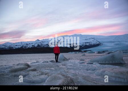 Panoramablick auf Eisberge in der Fjallsarlon See Lagune von Vatnajokull gletscher Fjallsjokull Schnee Eis Winter Süd Island Europa Stockfoto