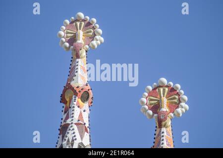 BARCELONA, SPANIEN-23. NOVEMBER 2019: Basílica de la Sagrada Família, Pinnacles der Türme der Passionsfassade, Nahaufnahme (Kopierraum) Stockfoto