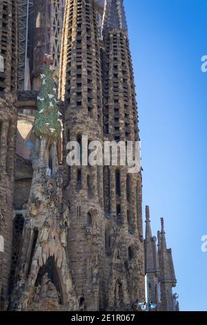 BARCELONA, SPANIEN-23. NOVEMBER 2019: Basílica de la Sagrada Família, die Details der Krippenfassade aus nächster Nähe Stockfoto