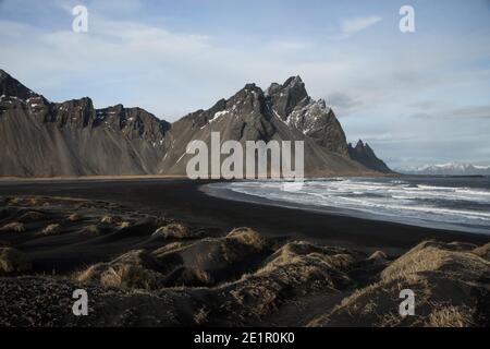 Panoramablick auf schwarzen Sandstrand bei Stokksnes mit Vestrahorn Berg bei Hofn Süd Island in Europa Stockfoto