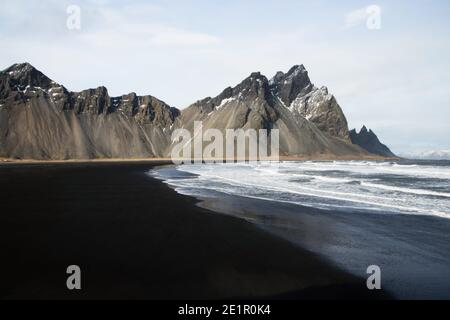 Panoramablick auf schwarzen Sandstrand bei Stokksnes mit Vestrahorn Berg bei Hofn Süd Island in Europa Stockfoto