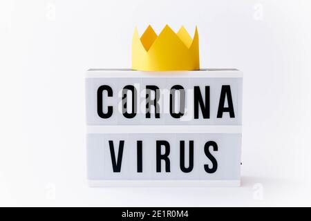 Covid 19, Corona-Virus-Text im Leuchtkasten mit Krone darauf, heller Hintergrund. Stockfoto