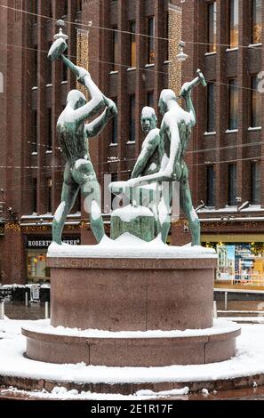 Kolmen sepän patsas. Statue der drei Schmiede. Schneebedeckte Skulptur an einem Wintertag in Helsinki, Finnland Stockfoto