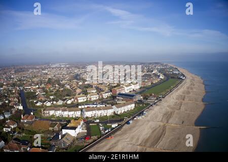 Luftaufnahme von East Beach in Selsey in Südengland, wo sich die RNLI Rettungsboot Station befindet. Stockfoto