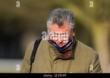 Trainer Paul Nicholls posiert auf der Rennbahn Kempton Park. Stockfoto