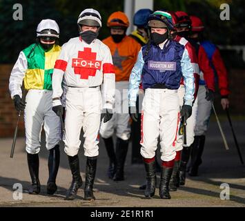 Eine allgemeine Ansicht als Jockeys ihren Weg zum Paradering am Kempton Park Racecourse machen. Stockfoto