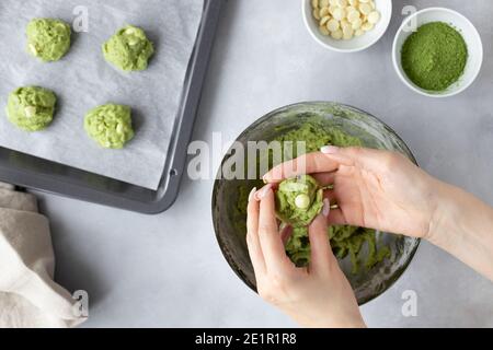 Weibliche Hände machen Matcha grünen Tee Cookie Stockfoto