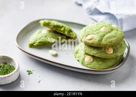 Stapel grüner Tee Matcha Cookies mit weißer Schokolade in Platte Stockfoto