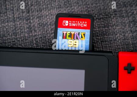 Tambov, Russische Föderation - 01. Januar 2021 Tetris 99 Videospiel-Cartridge-Einsätze in der Nintendo Switch Videospielkonsole. Stockfoto