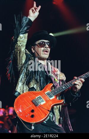 Carlos Santana im Konzert in der Wembley Arena in London. Juni 2000 Stockfoto