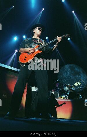 Carlos Santana im Konzert in der Wembley Arena in London. Juni 2000 Stockfoto