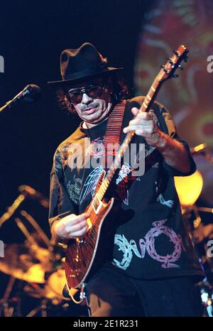 Carlos Santana im Konzert in der Wembley Arena in London. Juni 2000 Stockfoto