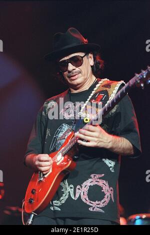 Carlos Santana im Konzert in der Wembley Arena in London. Juni 2000 Stockfoto