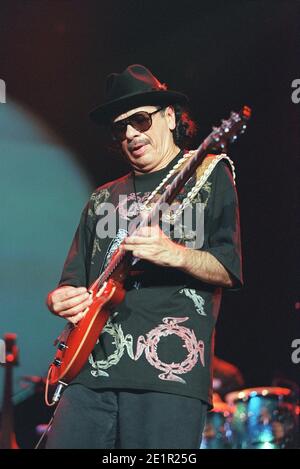 Carlos Santana im Konzert in der Wembley Arena in London. Juni 2000 Stockfoto