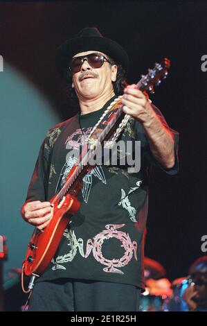 Carlos Santana im Konzert in der Wembley Arena in London. Juni 2000 Stockfoto