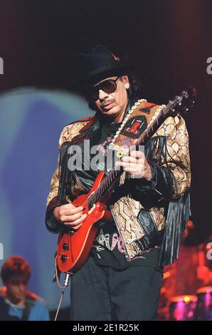 Carlos Santana im Konzert in der Wembley Arena in London. Juni 2000 Stockfoto