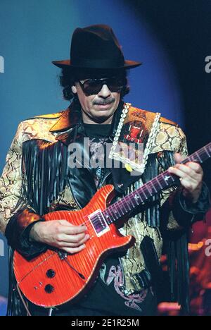 Carlos Santana im Konzert in der Wembley Arena in London. Juni 2000 Stockfoto