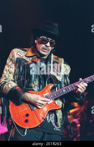 Carlos Santana im Konzert in der Wembley Arena in London. Juni 2000 Stockfoto