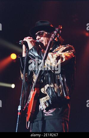 Carlos Santana im Konzert in der Wembley Arena in London. Juni 2000 Stockfoto