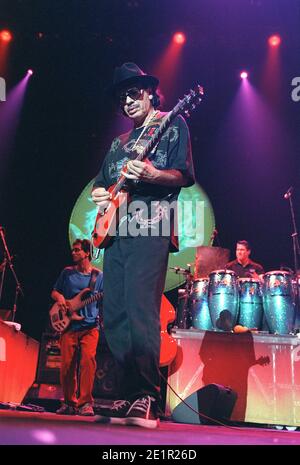 Carlos Santana im Konzert in der Wembley Arena in London. Juni 2000 Stockfoto