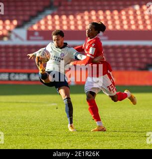 City Ground, Nottinghamshire, Midlands, Großbritannien. Januar 2021. English FA Cup Football, Nottingham Forest gegen Cardiff City; Josh Murphy von Cardiff City macht den Ball frei, als Gaetan Bong von Nottingham Forest in Angriff nimmt Kredit: Action Plus Sports/Alamy Live News Stockfoto