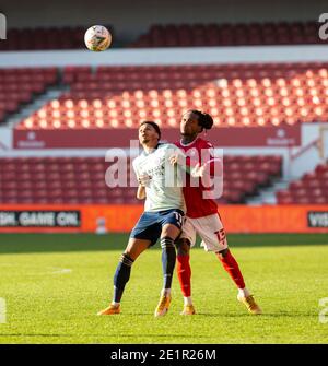 City Ground, Nottinghamshire, Midlands, Großbritannien. Januar 2021. English FA Cup Football, Nottingham Forest versus Cardiff City; Josh Murphy von Cardiff City hält Gaetan Bong von Nottingham Forest ab, während der Ball in der Luft kommt Kredit: Action Plus Sports/Alamy Live News Stockfoto