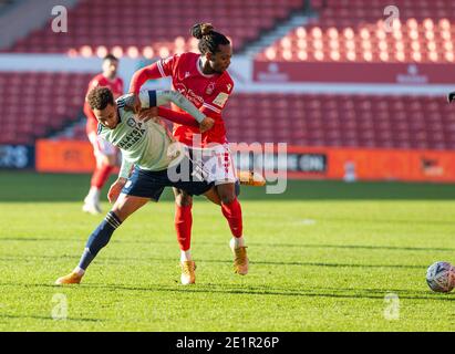 City Ground, Nottinghamshire, Midlands, Großbritannien. Januar 2021. English FA Cup Football, Nottingham Forest versus Cardiff City; Josh Murphy of Cardiff City und Gaetan Bong of Nottingham Forest tussle for the Ball Kredit: Action Plus Sports/Alamy Live News Stockfoto